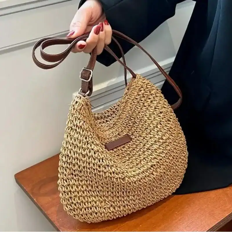 Virkad axelväska beige med brun läderrem, trendig sommarhandväska.