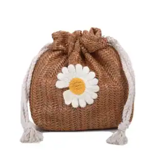 Virkad hinkväska med blomma, sommarhandväska, strandväska, naturmaterial.