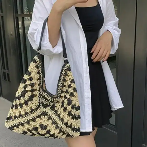 Virkad hobo väska i svart och beige, handgjord med crochet mönster.