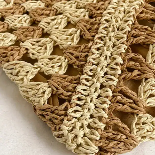 Virkad hobo väska i naturfärgad röd och beige, handgjord textilväskor.