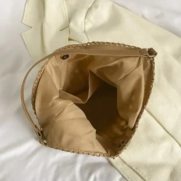 Virkad hobo väska i beige, öppen vy med inre och handtag.