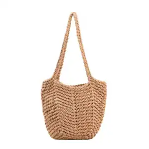 Virkad korgväska i beige, handgjord väska med långt handtag för sommar och strand.