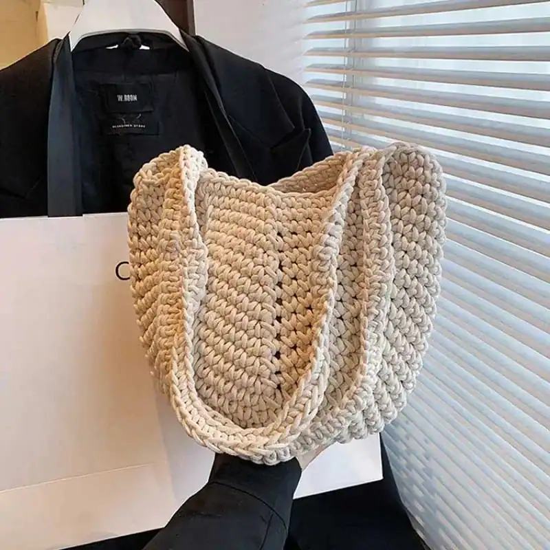 Virkad korgväska i beige, stor och trendig axelväska med tygband.