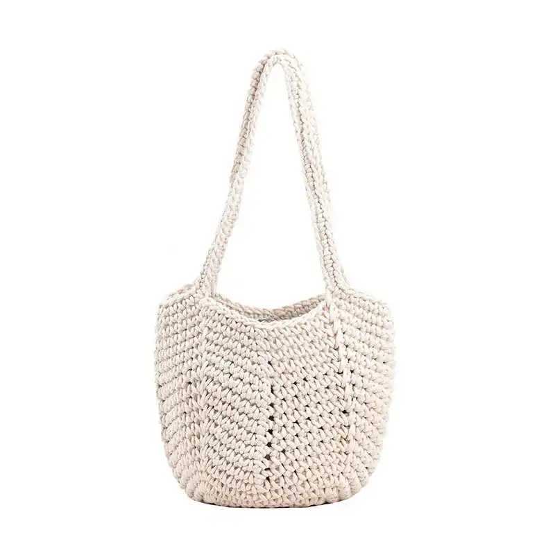 Virkad korgväska i ljus beige, handgjord väska med långt handtag.
