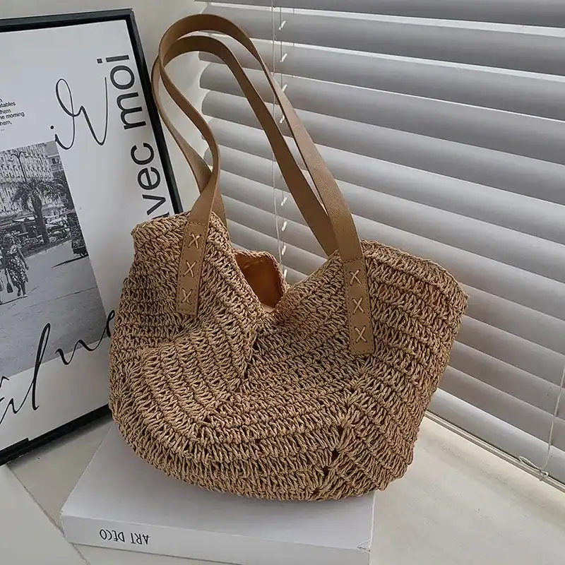 Virkad shoppingväska i naturfärgad rörslinga med läderhandtag.