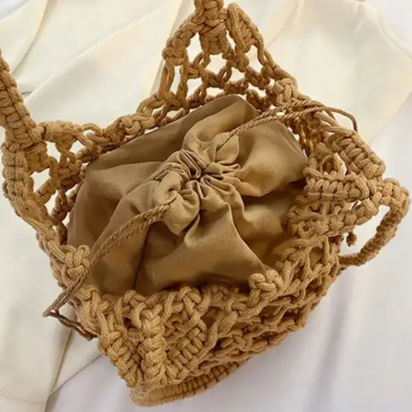 Virkad väska i beige, handgjord med tråd och dragkedja, trendig sommarhandväska.