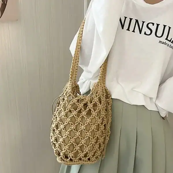 Virkad väska i naturfärg, trendiga handväskor för kvinnor, sommaraccessoarer.