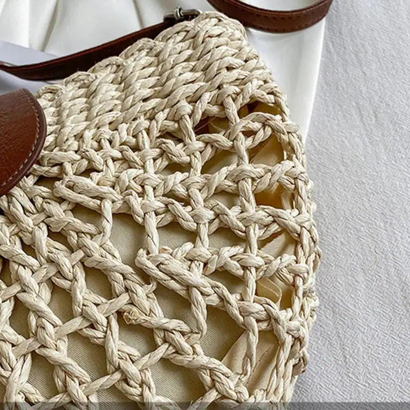 Virkad väska med läderlock, beige färg, sommarhandväska.
