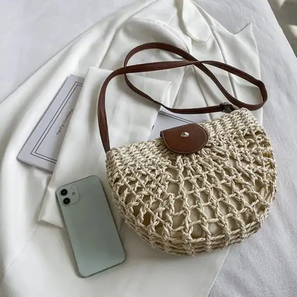 Virkad väska med läderlock, halvmåneformad, beige färg, sommarhandväska.
