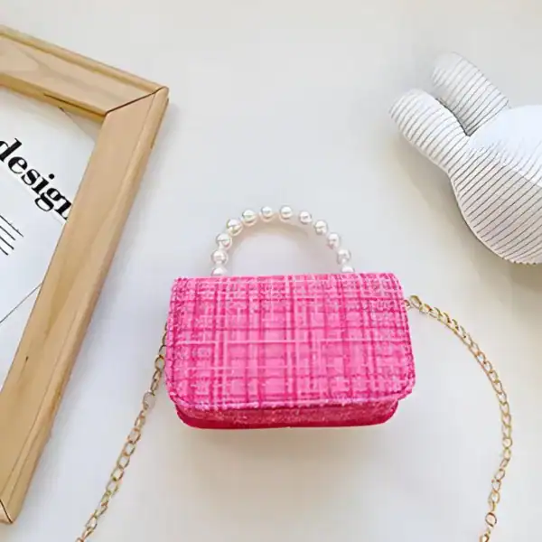Vit barnväska med pärlor, rosa rutig textil, kedjehandtag, trendig barnaccessoire.