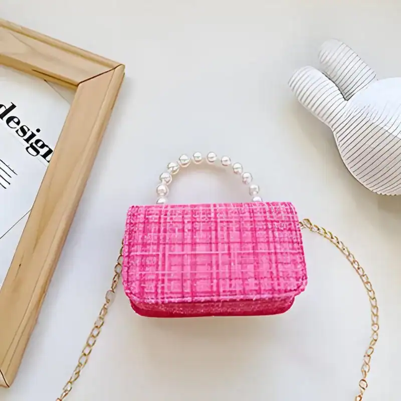 Vit barnväska med pärlor, rosa rutig textil, kedjehandtag, trendig barnaccessoire.
