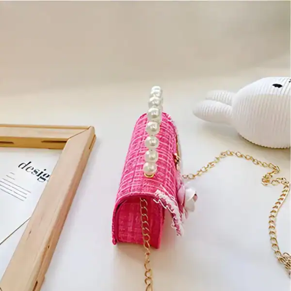 Vit barnväska med pärlor, rosa väska med pärlkedja och gyllene kedja.
