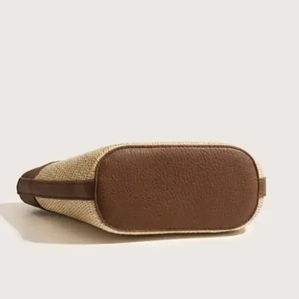 Vit beige stråväska med brunt läder, sidosikt.