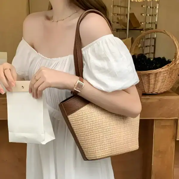 Vit beige stråväska med brun läderdetaljer, modeväska för sommar.