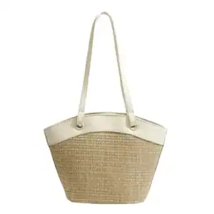 Vit beige stråväska med läderliknande handtag och rund form.