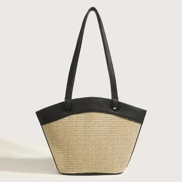 Vit beige stråväska med svarta handtag och textilbund.