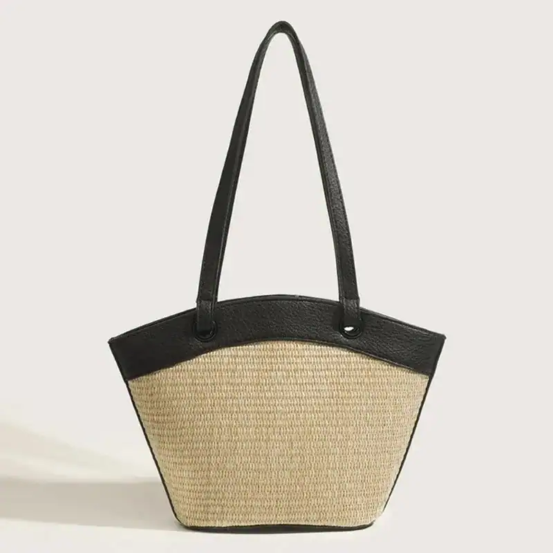 Vit beige stråväska med svarta handtag och textilbund.