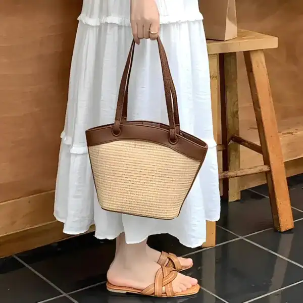 Vit beige stråväska med bruna handtag, trendig sommarväska för kvinnor.