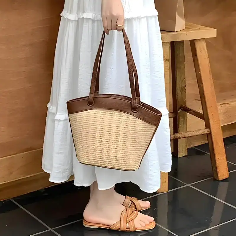 Vit beige stråväska med bruna handtag, trendig sommarväska för kvinnor.