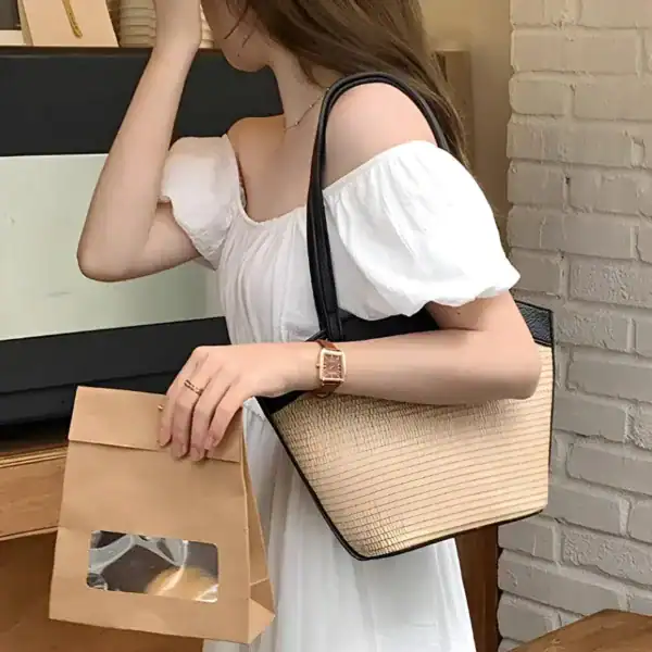 Vit beige stråväska med svart handtag, trendig sommarväska för kvinnor.