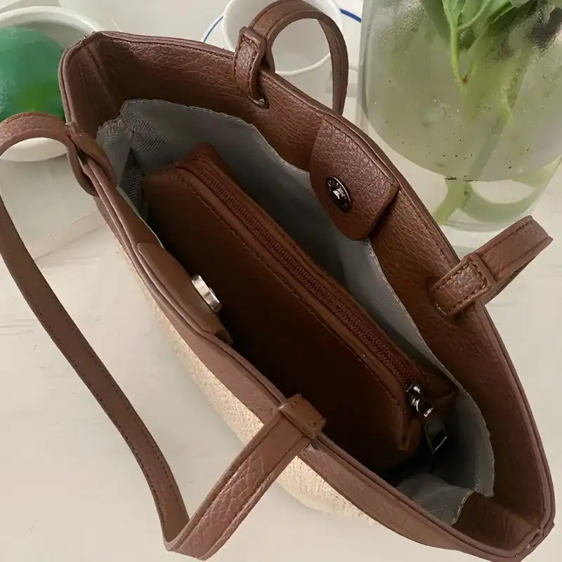 Vit beige stråväska med bruna handtag och inre plånboksfack.