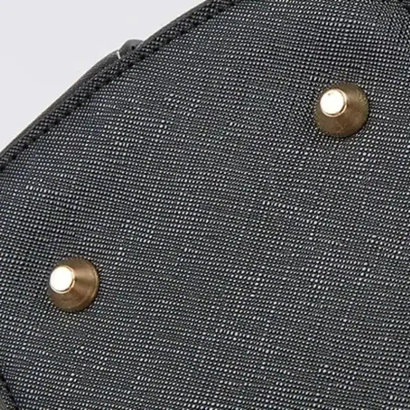 Vit beige väskset närbild, textilmaterial med metallknappar.