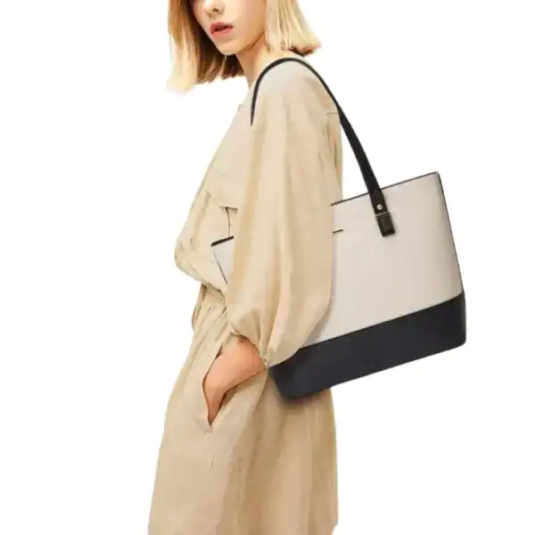 Vit beige väskset med svart handtag, modeväskor för kvinnor.