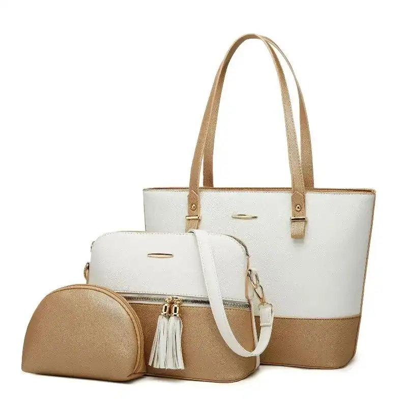 Vit beige väskset med stor handväska, axelväska och liten plånbok.