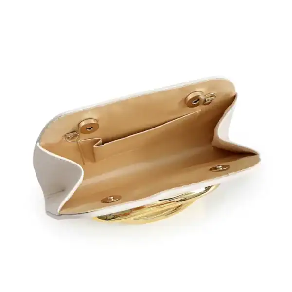 Vit clutch med guldhandtag, inre utrymme och detaljer.