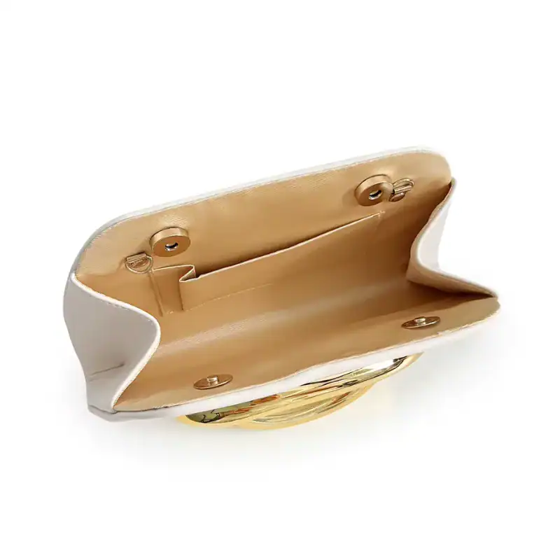 Vit clutch med guldhandtag, inre utrymme och detaljer.