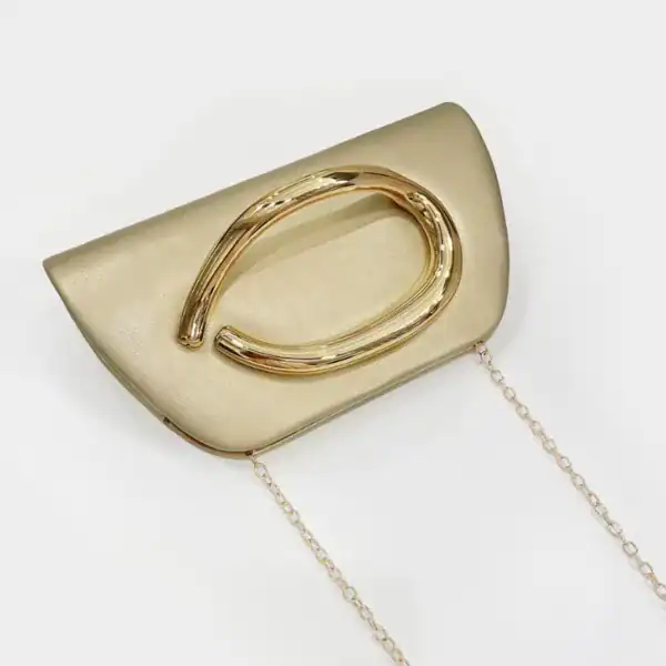 Vit clutch med guldhandtag och kedjehängare, trendig kvällsaxelväska.