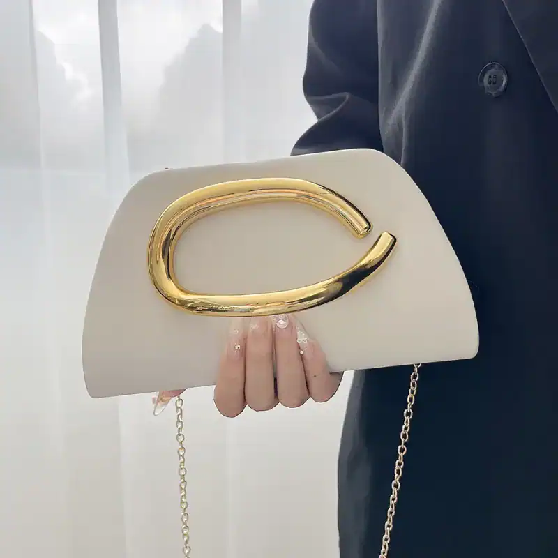 Vit clutch med guldhandtag och kedjehållare, modeaccessoarer för kväll.