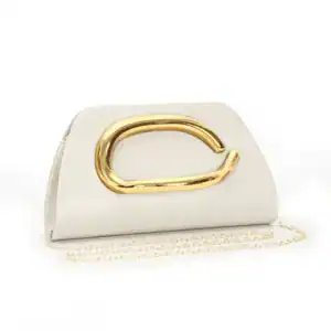 Vit clutch med guldhandtag och kedja, elegant handväska för kvällskläderna.