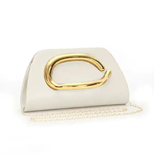 Vit clutch med guldhandtag och kedja, elegant handväska för kvällskläderna.