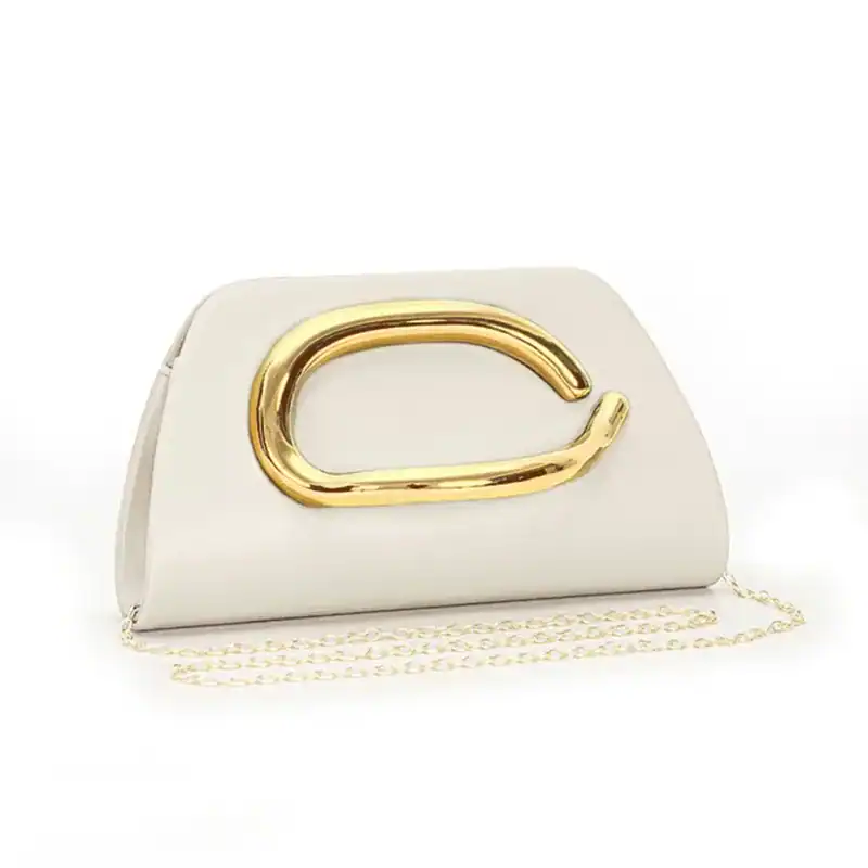 Vit clutch med guldhandtag och kedja, elegant handväska för kvällskläderna.