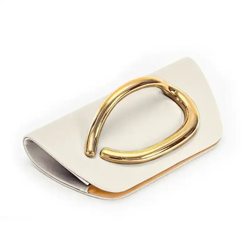 Vit clutch med guldhandtag, elegant axelväska för kvällsklänning.