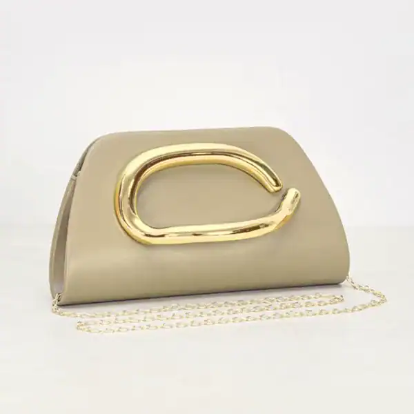 Vit clutch med guldhandtag och kedja, elegant handväska för kvällsklänning.