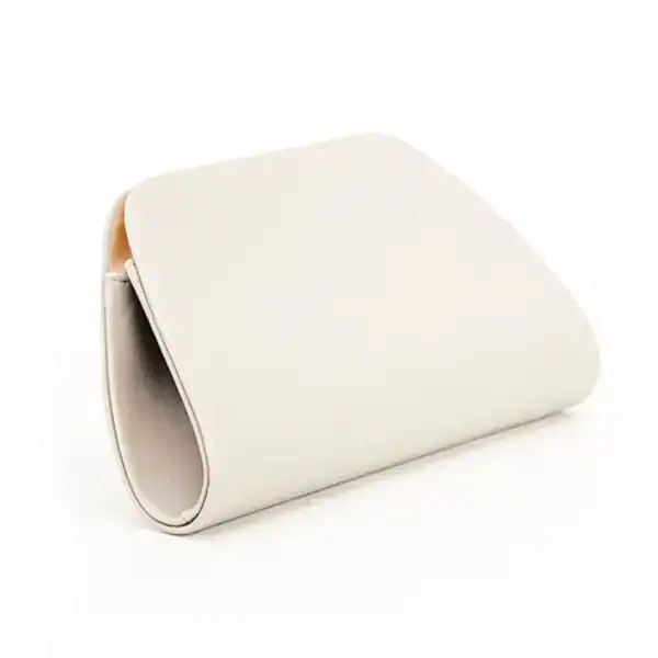 Vit clutch med guldhandtag, elegant axelväska för kvinnor.