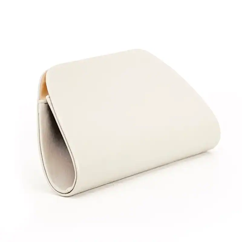 Vit clutch med guldhandtag, elegant axelväska för kvinnor.