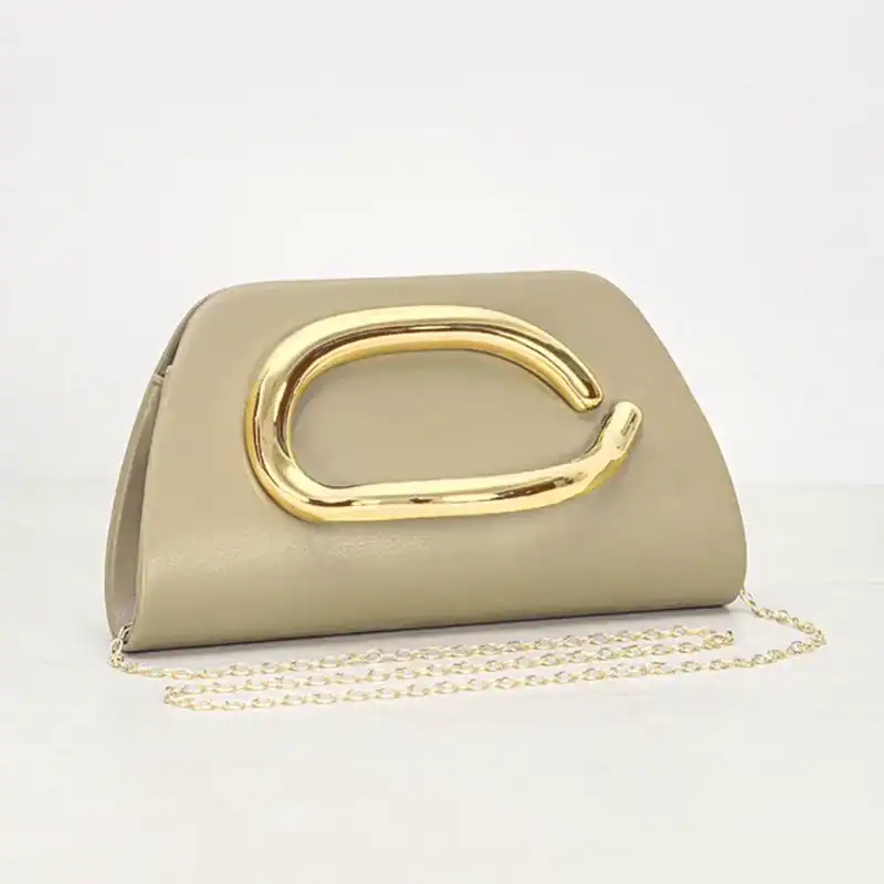 Vit clutch med guldhandtag och kedja, elegant handväska för kvällsklänning.