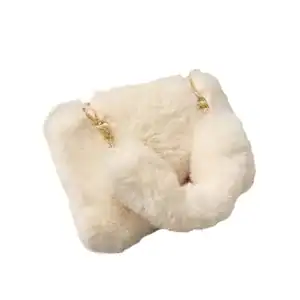 Vit fluffig väska med guld fäste, trendig axelväska för kvinnor.