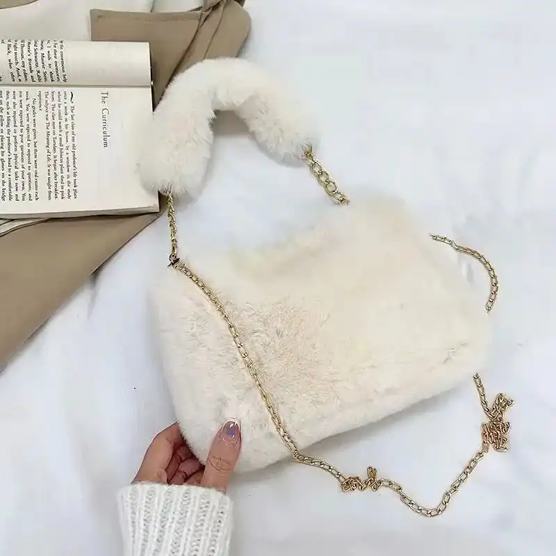 Vit fluffig väska med pärlkedja och pärlhållare, modeaccessoarer för kvinnor.