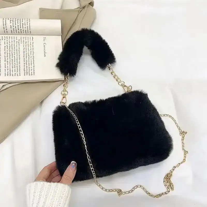 Svart fluffig axelväska med kedjehandtag, trendig modeaccessoire.
