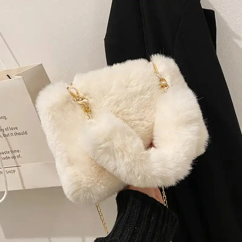 Vit fluffig väska med guld kedja, trendig axelväska för kvinnor.