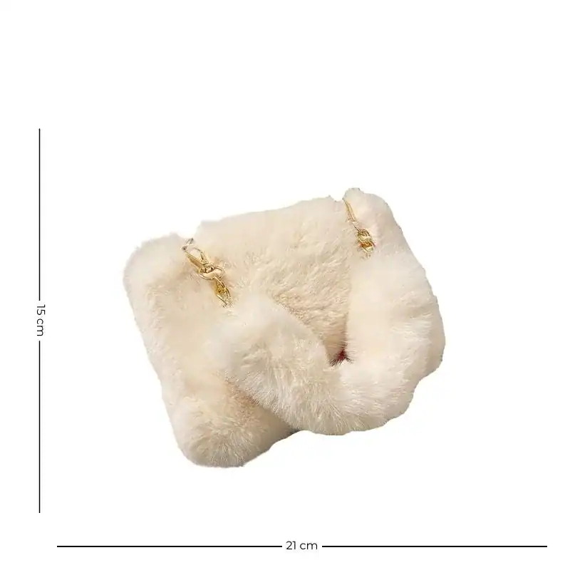Vit fluffig väska med guld fäste, perfekt för trendig mode och vardaglig användning.