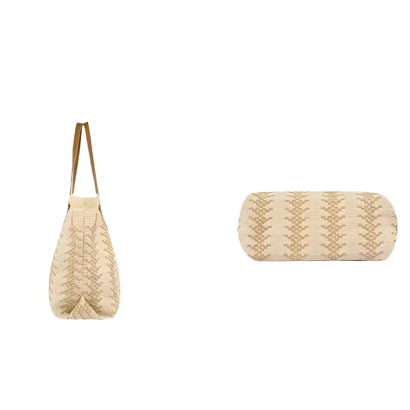 Vit fransad strandkorg med geometriskt mönster och läderhandtag.