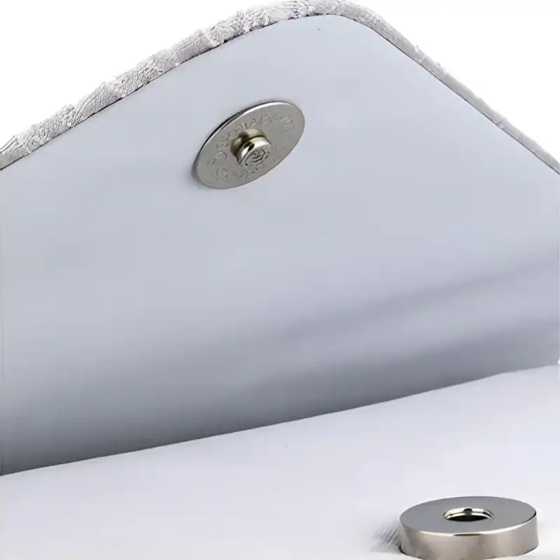 Vit glitterclutch med magnetlås och broderad kant.
