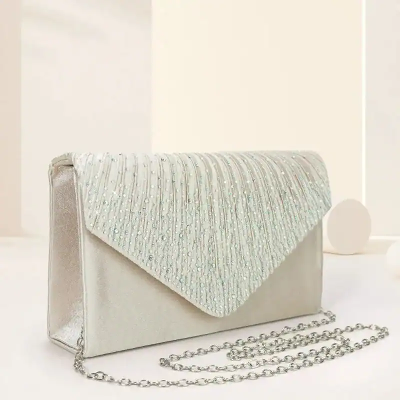 Vit glitterclutch med strass och kedja, perfekt för festliga tillfällen.