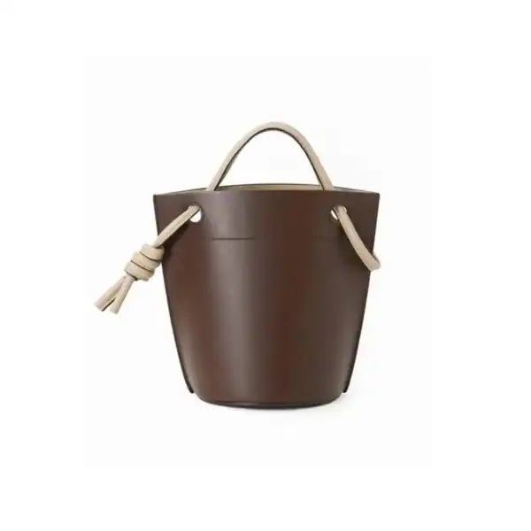 Vit hinkväska i brunt läder med beige handtag och knutdetalj.