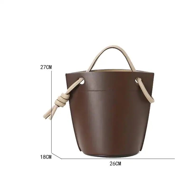 Vit hinkväska, axelväska med mått, 27 cm hög, läder, modehandväska.